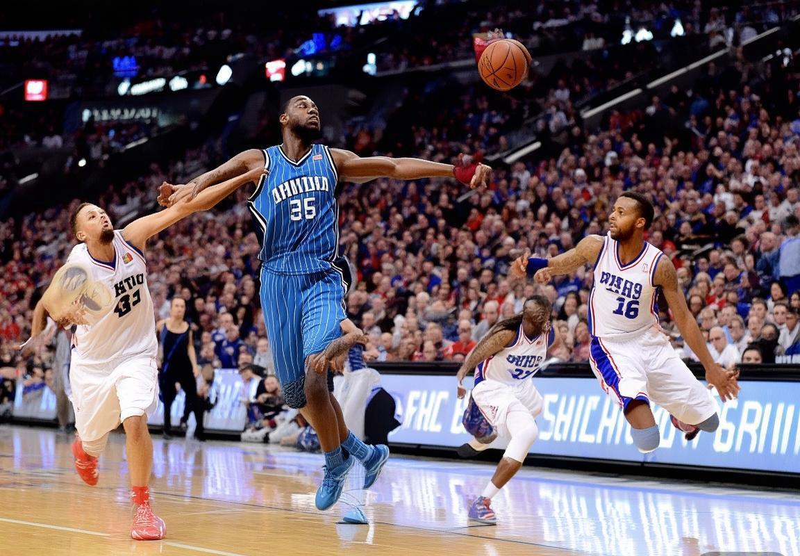 76人与魔术NBA激战解析：恩比德哈登双星闪耀，魔术新星法尔异军突起